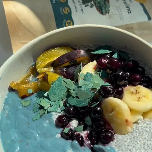 Blauer Chiapudding mit Spirulina Flocken