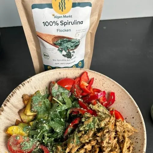 Bowl mit Cashew-Rucola-Spirulina-Dressing