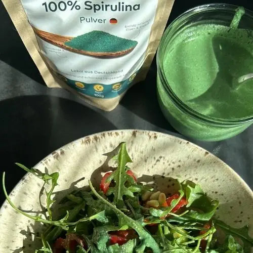 Bunter Salat mit Bärlauch-Hanf-Spirulina-Dressing