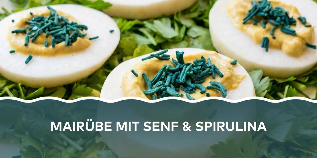 Mairübe mit Senf und Spirulina auf frischer Petersilie – vegane Vorspeise mit roher Mairübe, würzigem Senf und Algen-Topping als gesunder Snack von Kochen mit Algen