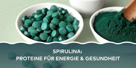 Spirulina Tabletten und Pulver als pflanzliche Proteinquelle für Energie und Gesundheit