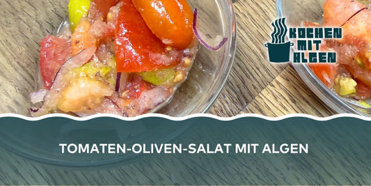 Mediterraner Tomaten-Oliven-Salat mit Dulse-Algen, Kapern und roten Zwiebeln – frischer veganer Salat mit Algen als Beilage oder Vorspeise von Kochen mit Algen