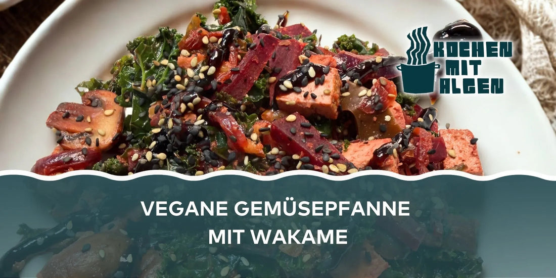 Vegane Gemüsepfanne mit Wakame-Algen, Tofu und Gemüse, buntes Pfannengericht mit Sesam – einfaches Algen-Rezept „Kochen mit Algen“.