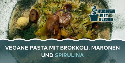 Vegane Pasta mit Brokkoli und Maronen, verfeinert mit Algen-Topping, cremiges Nudelgericht mit grünem Algenpulver, Banner „Kochen mit Algen“