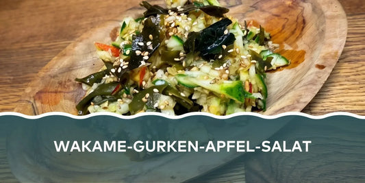 Wakame-Gurken-Apfel-Salat mit Wakame-Algen, frischer Gurke, Apfel und Sesam – einfaches veganes Salatrezept von Kochen mit Algen