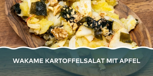 Veganer Wakame-Kartoffelsalat mit Apfel, Wakame-Algen, Zwiebeln und Senf-Dressing von Kochen mit Algen