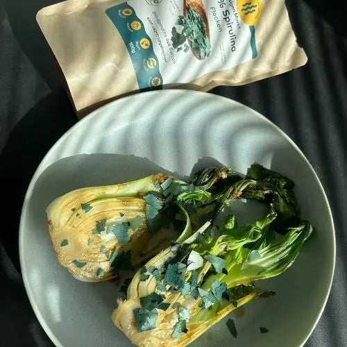 Würziger Pak Choi mit Spirulina-Flocken