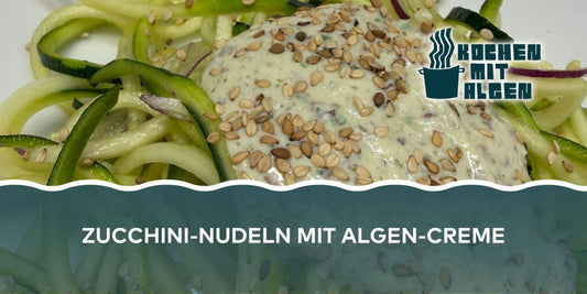 Vegane Zucchini-Nudeln mit Algen-Creme aus Hanfsamen, Spirulina und Dulse, serviert mit Sesam – leichtes Algen-Rezept von Kochen mit algen