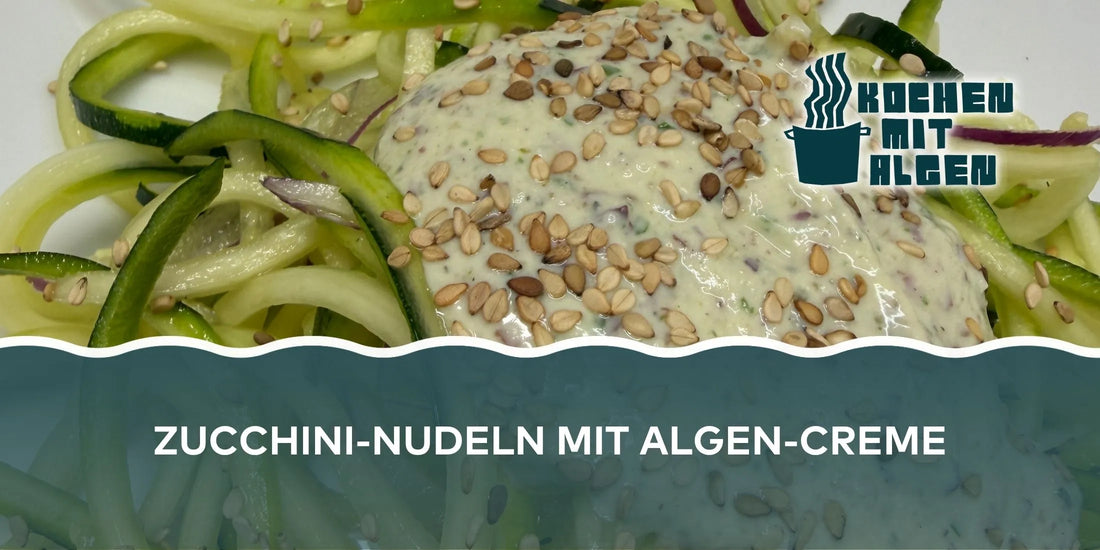 Vegane Zucchini-Nudeln mit Algen-Creme aus Hanfsamen, Spirulina und Dulse, serviert mit Sesam – leichtes Algen-Rezept von Kochen mit algen