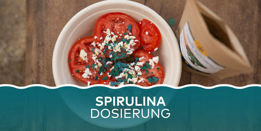 Spirulina anwendung - Dosierte Spirulina Flocken auf Tomaten Salat - Algenmarkt Blog