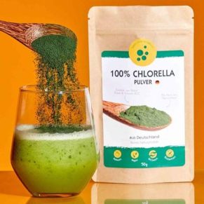 Chlorella Pulver Anwendung ein Löffel in einen Smoothie – Algenmarkt