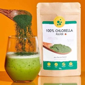 Chlorella Pulver Anwendung ein Löffel in ein Smoothie - AKAL Food Die Algen Manufaktur