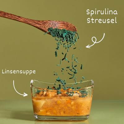 Spirulina Algen Gewürz Streusel über eine Linsensuppe