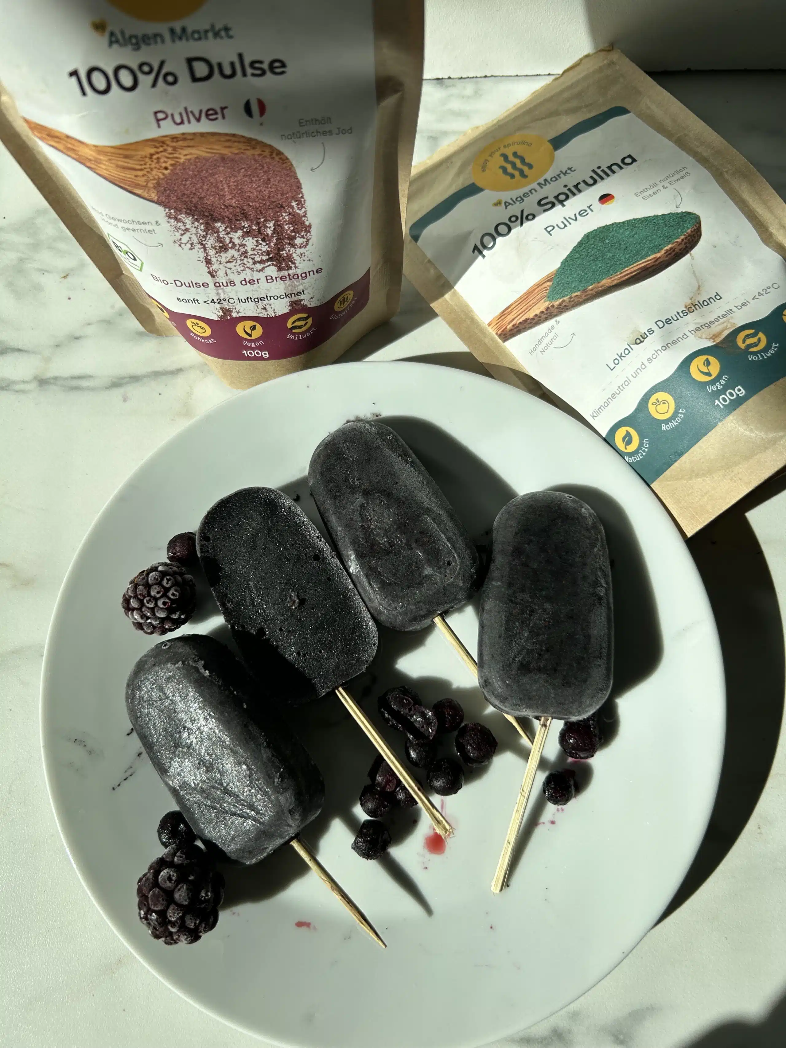 Erfrischendes Beeren-Banane-Eis mit Algen